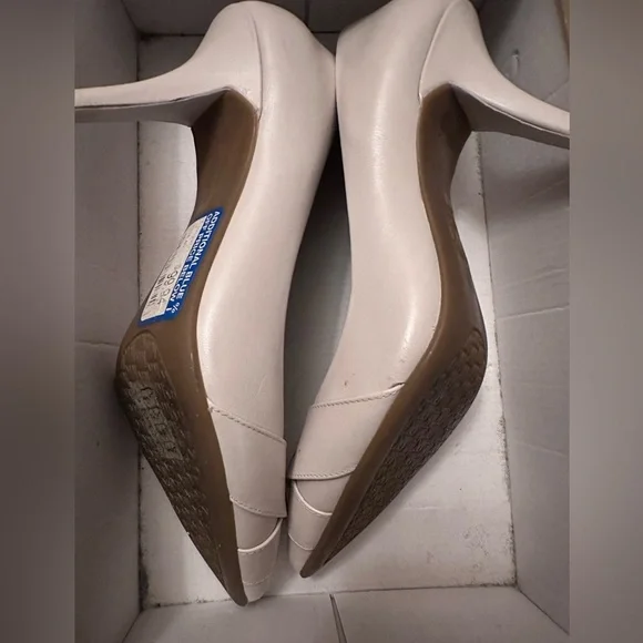 Michael Kors  Caroline Charm Pump in Vanilla color size 7 - Picture 3 of 5